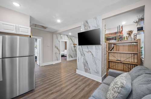 Clarkdale Apartment | 1930s Vintage Charm w/Modern Comforts & Elegance