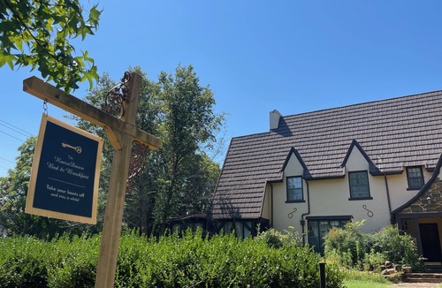 Muskogee Bed & Breakfast | 1935 Muskogee English Tudor Home – 3rd Floor PassionFruit Room