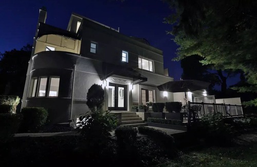Burlington Condo | 1938 Art Deco Waterfront Apt w Rooftop Terrace, BBQ & Lakeview