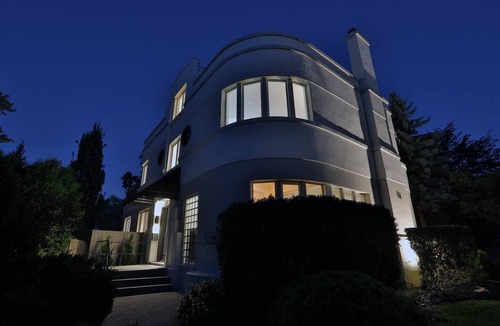 Burlington Condo | 1938 Art Deco Waterfront Apt w Rooftop Terrace, BBQ & Lakeview