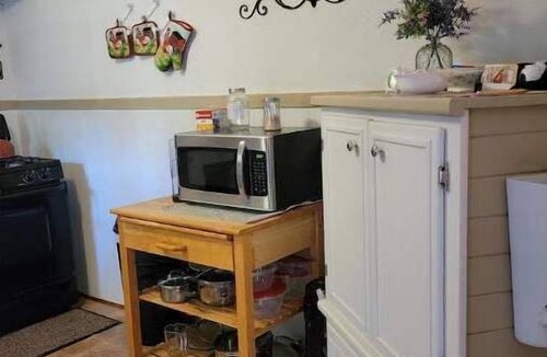 Katy House | 1940's Charming Home w/Lake-Park View in Quiet, very Family Friendly Area