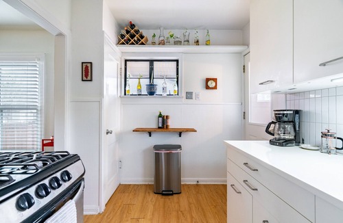 Austin Cottage | 1940s Cottage - Walking Distance!