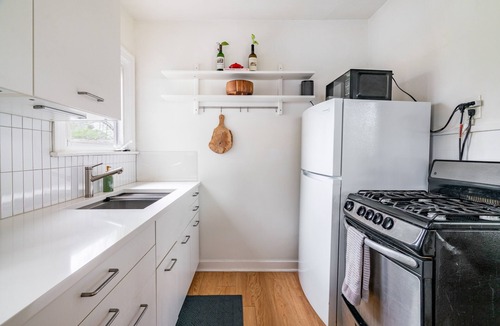 Austin Cottage | 1940s Cottage - Walking Distance!