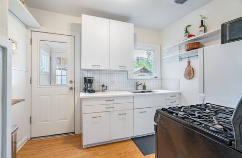 Austin Cottage | 1940s Cottage - Walking Distance!