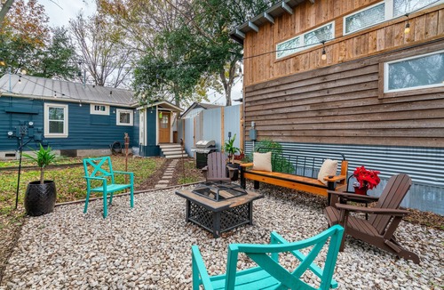 Austin Cottage | 1940s Cottage - Walking Distance!