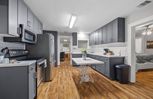 League City Cottage | 1955 Beauty Under the Oaks in Historic Old Town