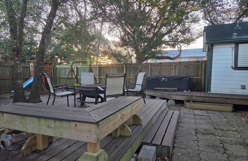 League City Cottage | 1955 Beauty Under the Oaks in Historic Old Town