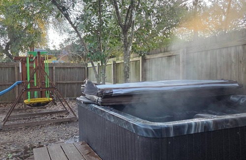 League City Cottage | 1955 Beauty Under the Oaks in Historic Old Town