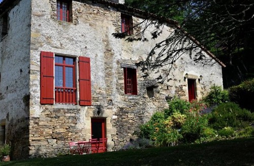 Saint-Paul-la-Roche Villa | 19th Century Estate with River in Dordogne, pool and wifi
