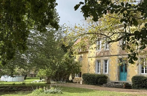 Gipcy Cottage | 19th Century Country House with Shared Pool and Pets Allowed