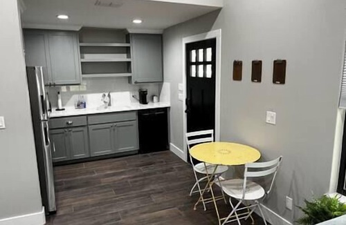 Round Top House | 1A- Country Escape Under TX Oaks!