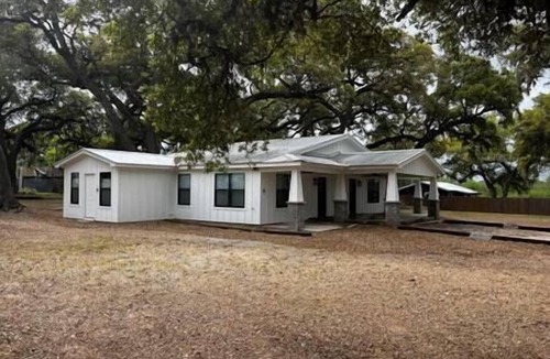 Round Top House | 1A- Country Escape Under TX Oaks!
