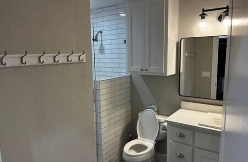 Round Top House | 1A- Country Escape Under TX Oaks!