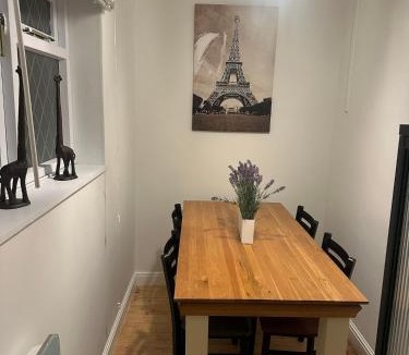 Trowbridge House | 1a Woodlands Edge