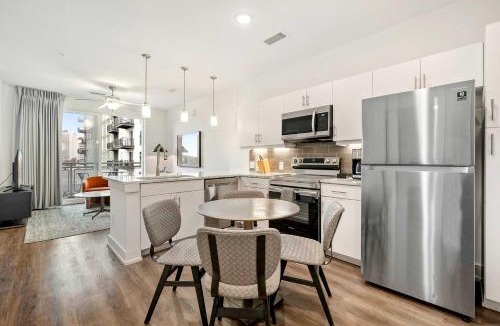 SoNo Apartment | 1B1B Midtown Apartment Private Balcony, Views, Gym - 6