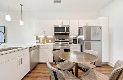 SoNo Apartment | 1B1B Midtown Apartment Private Balcony, Views, Gym - 6