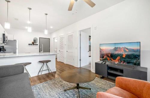 SoNo Apartment | 1B1B Midtown Apartment Private Balcony, Views, Gym - 6