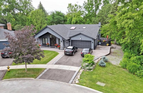 Henry Farm House | 1b1b Queen bed, share bathroom, Sheppard Elegant house 5mins to Fairview mall