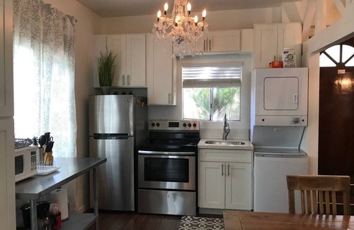 Kaimuki House | 1bd/1bath Kaimuki Hill Top Unit with a Balcony