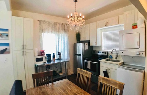 Kaimuki House | 1bd/1bath Kaimuki Hill Top Unit with a Balcony