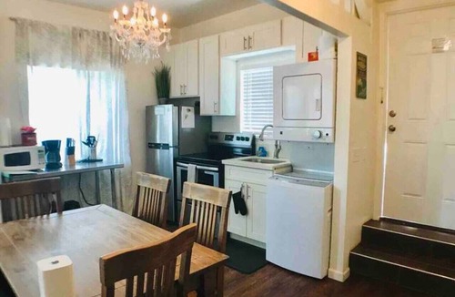 Kaimuki House | 1bd/1bath Kaimuki Hill Top Unit with a Balcony