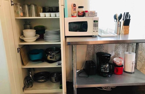 Kaimuki House | 1bd/1bath Kaimuki Hill Top Unit with a Balcony