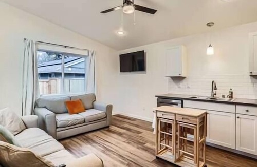 Aloha Apartment | 1Bd close to Nike, Intel & Train