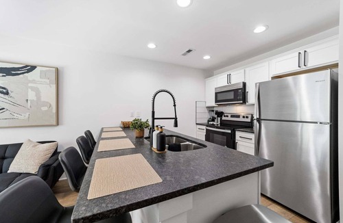 Clarksville Condo | 1BD Modern Condo ⎮ Downtown Walkable to F&M Bank Arena