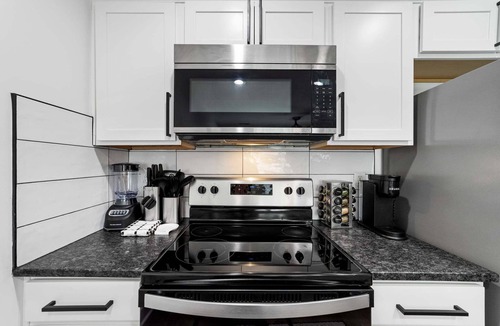 Clarksville Condo | 1BD Modern Condo ⎮ Downtown Walkable to F&M Bank Arena