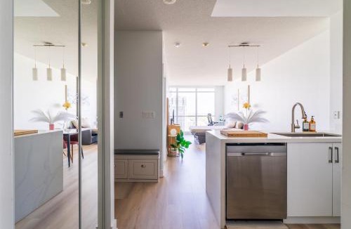 Downtown Toronto Apartment | 1BD Plus Den Lakeview Suite - Steps to BMO field and CN Tower - Free Parking