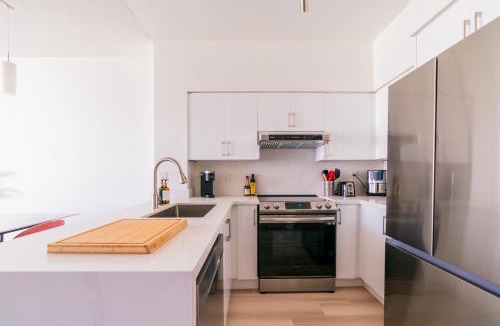 Downtown Toronto Apartment | 1BD Plus Den Lakeview Suite - Steps to BMO field and CN Tower - Free Parking