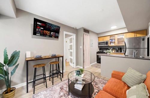 King West Village House | 1BD Townhome Walk to Lake!