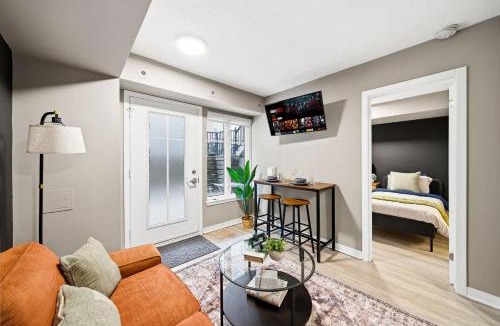 King West Village House | 1BD Townhome Walk to Lake!