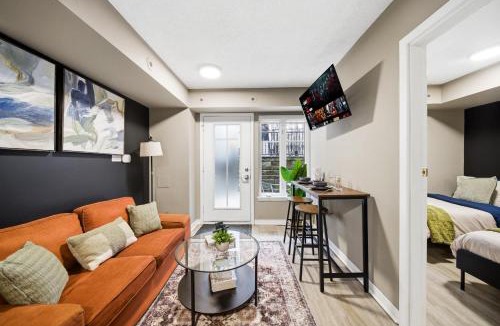 King West Village House | 1BD Townhome Walk to Lake!