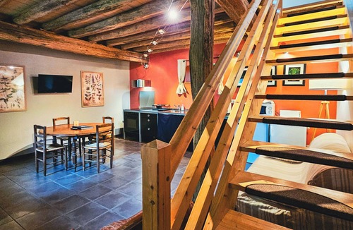 Etivey Cottage | 1BDR Apt + Sofa Bed w/Garden + Jacuzzi