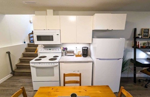 St. Catharines House | 1BDR + Parking | Close to Niagara Falls & Wineries