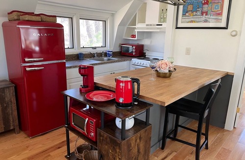 Sheffield House | 1Bed. Garage Apt. Hip, Quiet, Detached & Private! Six-month minimum.