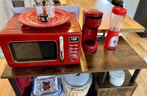 Sheffield House | 1Bed. Garage Apt. Hip, Quiet, Detached & Private! Six-month minimum.