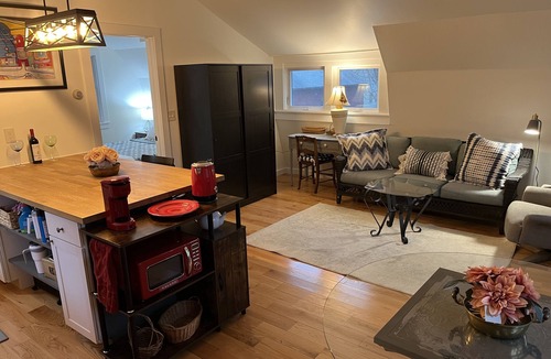 Sheffield House | 1Bed. Garage Apt. Hip, Quiet, Detached & Private! Six-month minimum.