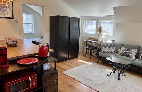 Sheffield House | 1Bed. Garage Apt. Hip, Quiet, Detached & Private! Six-month minimum.