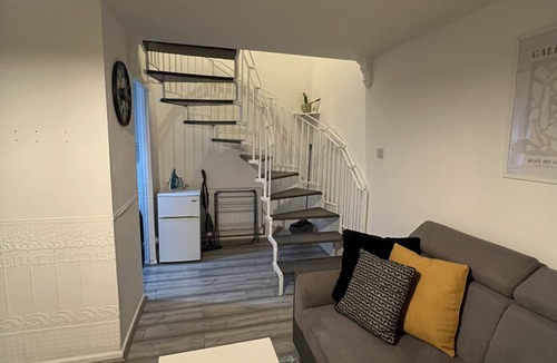 Seisdon House | 1Bed House with Driveway