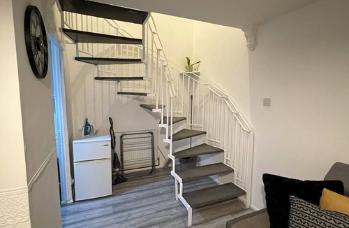 Seisdon House | 1Bed House with Driveway