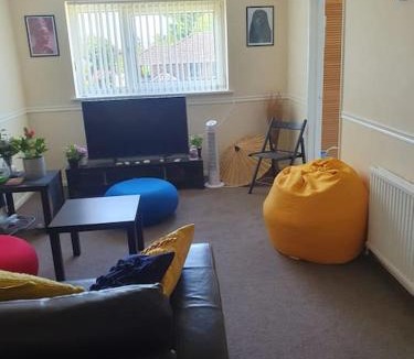 Horsham Apartment | 1bedroom flat wt ext sofa chair