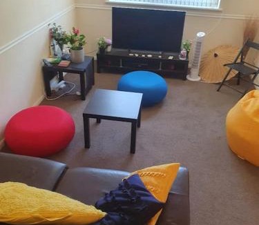 Horsham Apartment | 1bedroom flat wt ext sofa chair