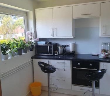 Horsham Apartment | 1bedroom flat wt ext sofa chair