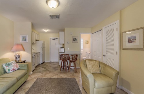 Madeira Beach Condo | 1br 1b - 3rd Floor - King - Surf Song #335