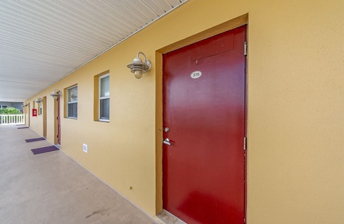 Madeira Beach Condo | 1br 1b - 3rd Floor - King - Surf Song #335