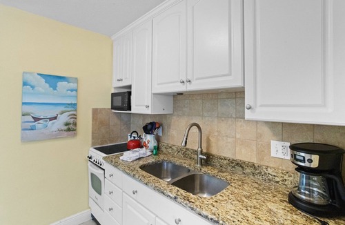 Madeira Beach Condo | 1br 1b Beach View - King - Surf Song #333