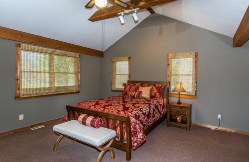 Morgantown Cabin | 1BR, 1BA Log Cabin