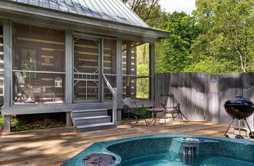 Nashville Cabin | 1BR, 1BA Log Cabin